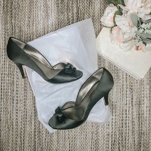 Kenneth Cole Reaction black satin heels